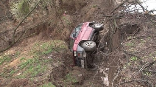 Автомобил излезе от пътя и пропадна в 4 метров скат в Ловеч При