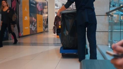 Преоблечен като чистач в един от варненските молове крадец успя