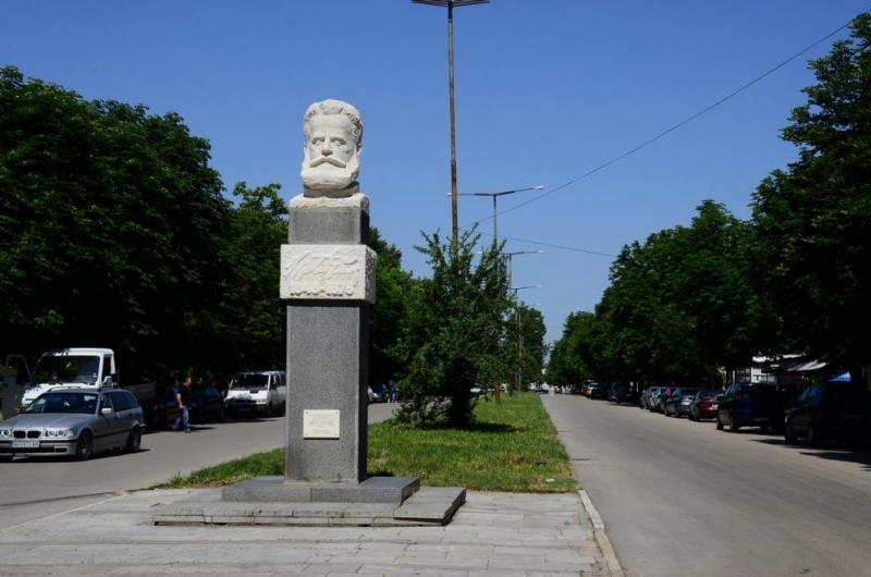 Няколко паметника издигнати в чест на героите загинали за освобождението