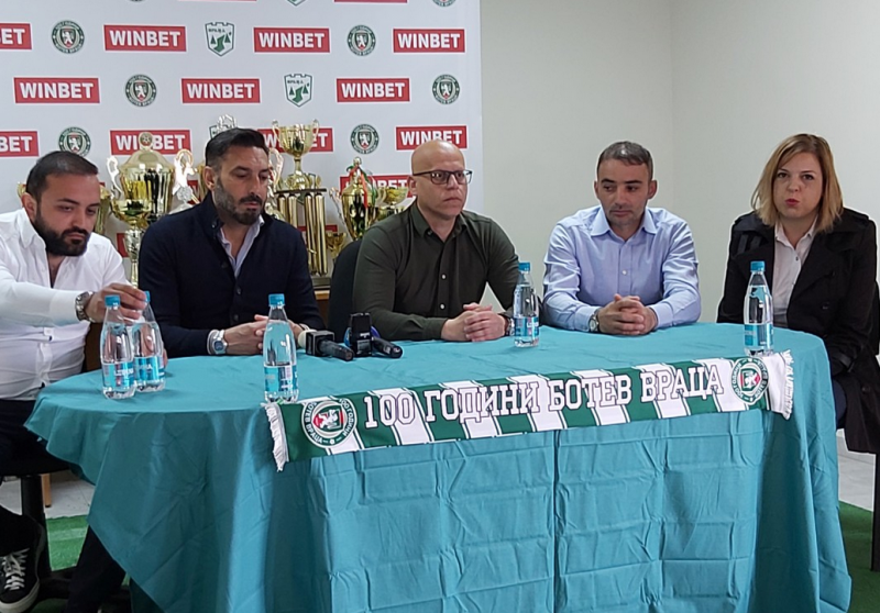 Италианци без опит в треньорската професия поемат Ботев Враца в