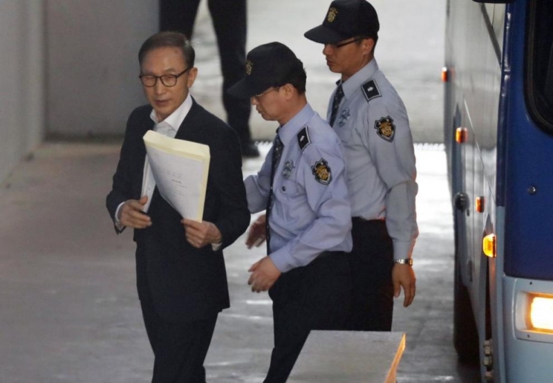 Бившият южнокорейски президент И Мюн-бак беше осъден на 15 години