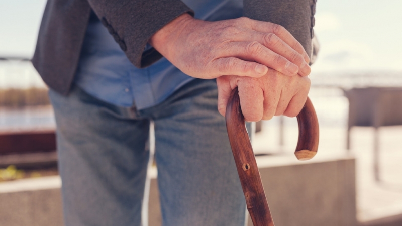 Гневен пенсионер потрошил с бастуна си друг дядо бе изправен