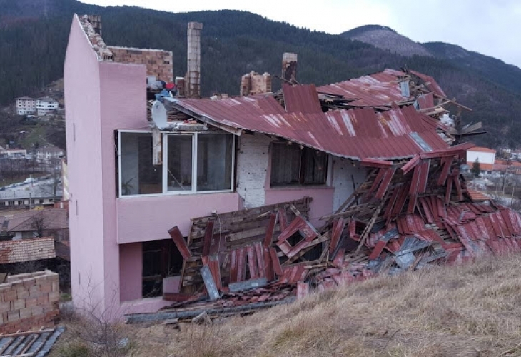 Редица щети са причинени в Кърджали заради силния вятър чиито