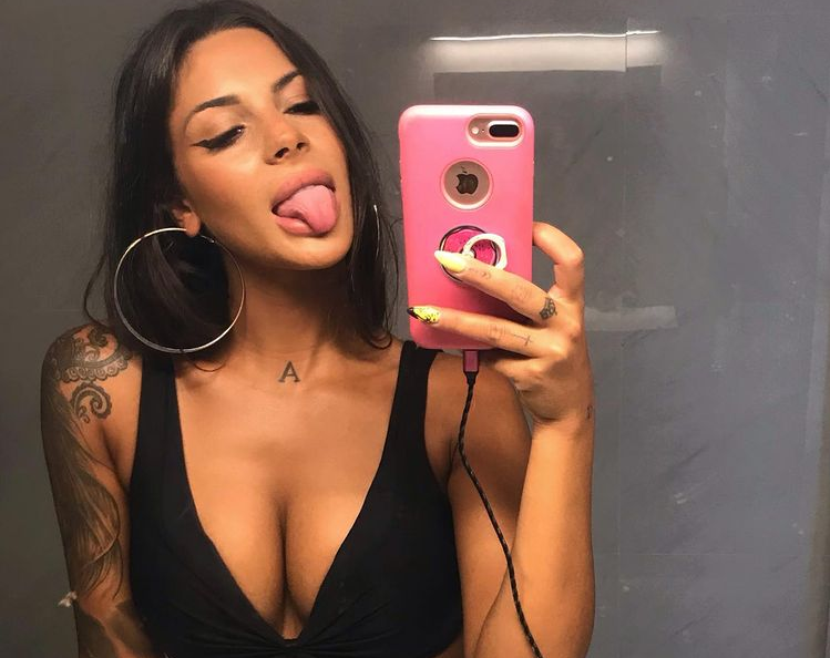 Нейното име е Алба Касийяс и е братовчедка на легендарния