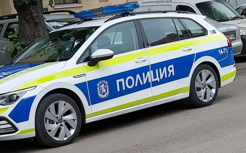 Заловиха апаш свил обувки от пред входната врата на апартамент