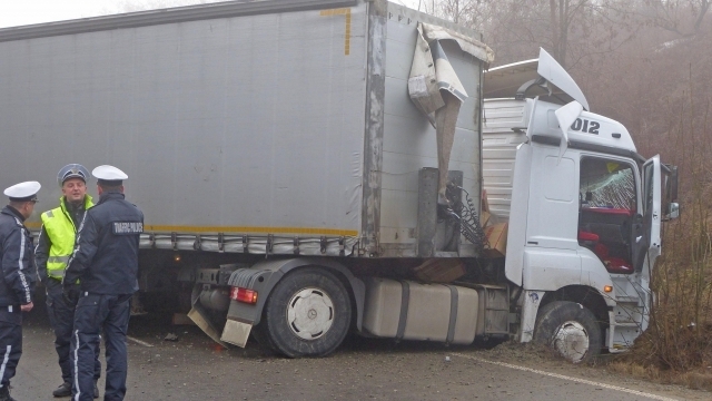 Тежкотоварен автомобил е самокатастрофирал тази сутрин на главен път Е 79