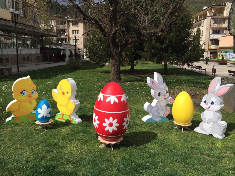 Берковица е готова да посрещне Великденските празници с пъстра украса