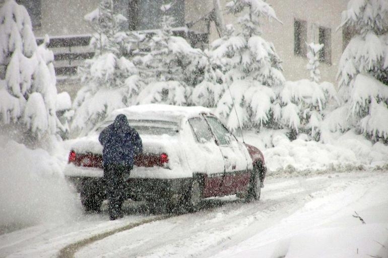 Сибирски студ и обилен сняг блокираха Балканите На места студът