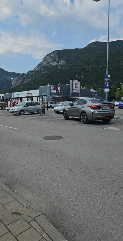 Врачани изреваха от нагло паркиране на тарикат с лъскаво БМВ