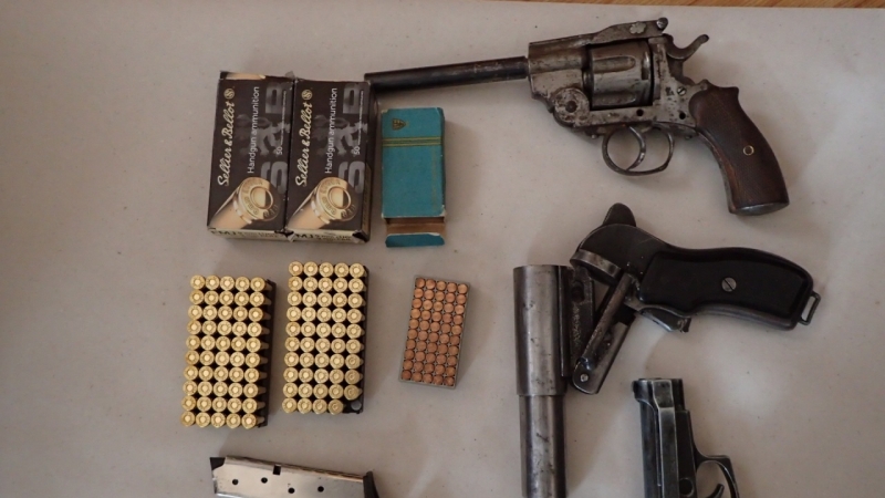 Полицаи намерих цял боен арсенал в дома на мъж от