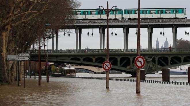 Двама души загинаха при наводнения във френската Ривиера която беше