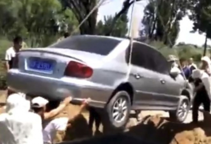Шокиращо видео от погребение в Китай втрещи мрежата Кадрите които