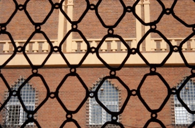 Наказан с доживотен затвор без право на замяна съди държавата