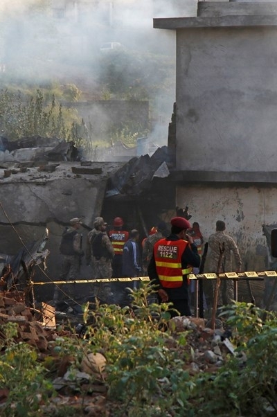 Най малко 17 души загинаха а 12 са ранени след като