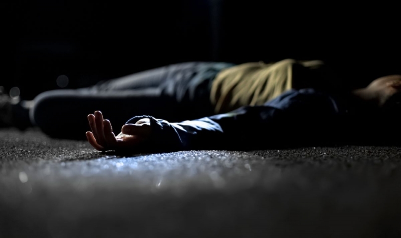 Шейсетгодишна сервитьорка е била убита когато въоръжени лица нахлуват в