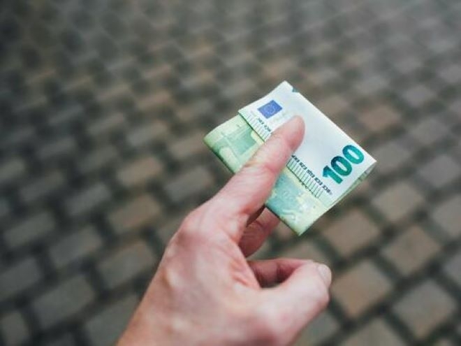 Млада жена плати на доставчик на храна в Монтана с