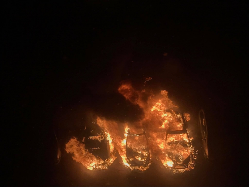 Огнени езици озариха нощното небе на пернишкия квартал Изток тази