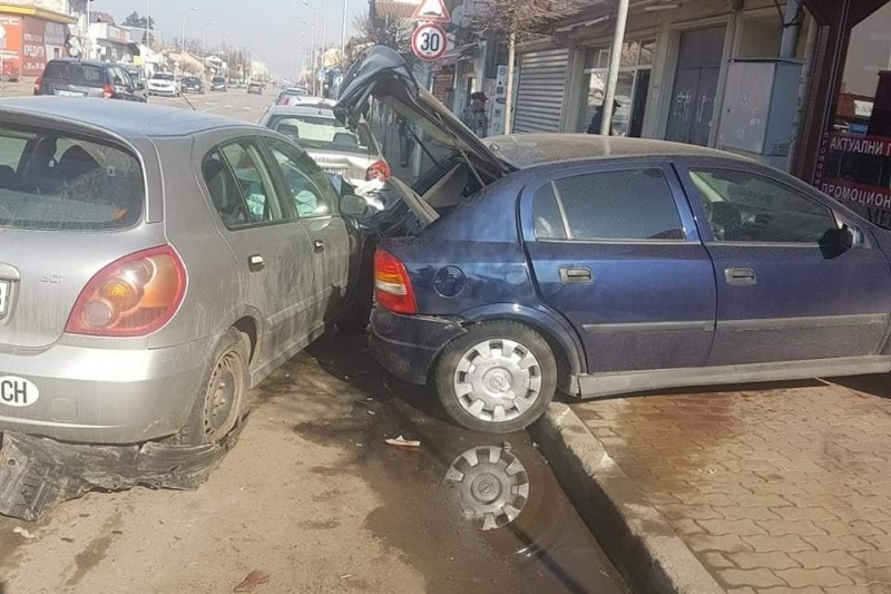 Дрогиран мотоциклетист се заби в паркирани коли след преследване в Плевенско съобщиха от