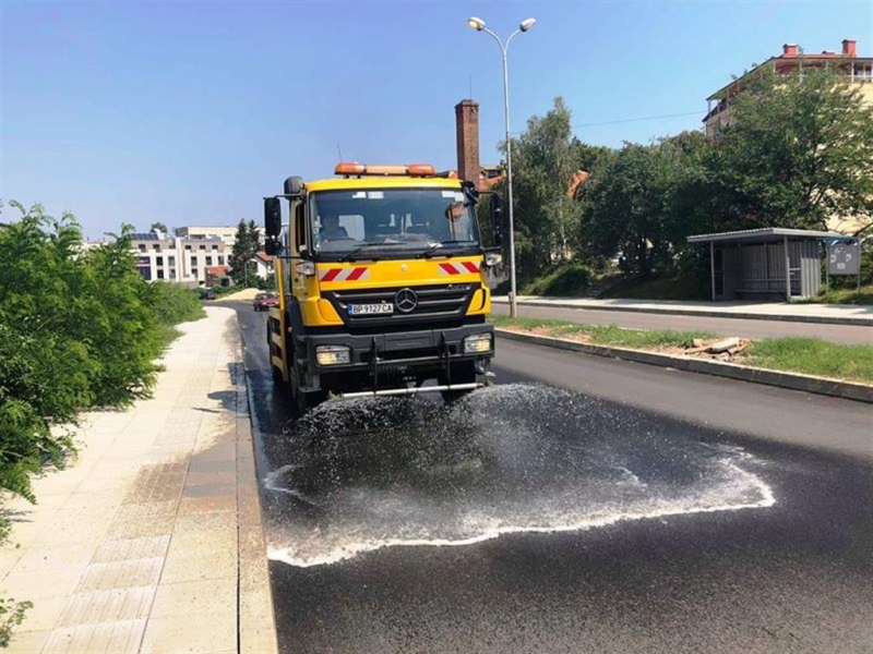 Общинското предприятие БКС започна да оросява основните улици във Враца