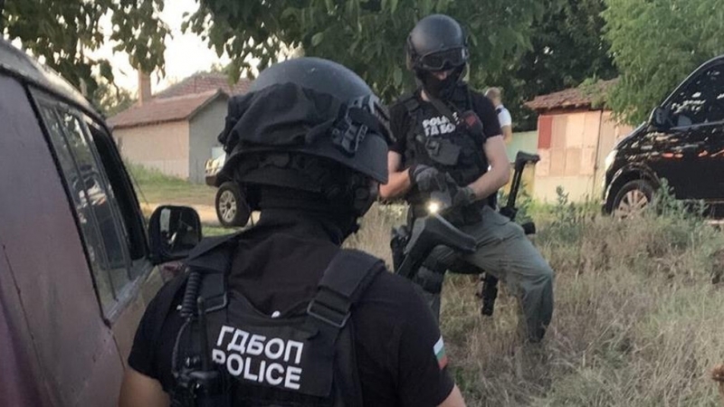 ГДБОП разби група, търгувала нелегално с оръжия, боеприпаси и взривни вещества /снимки/