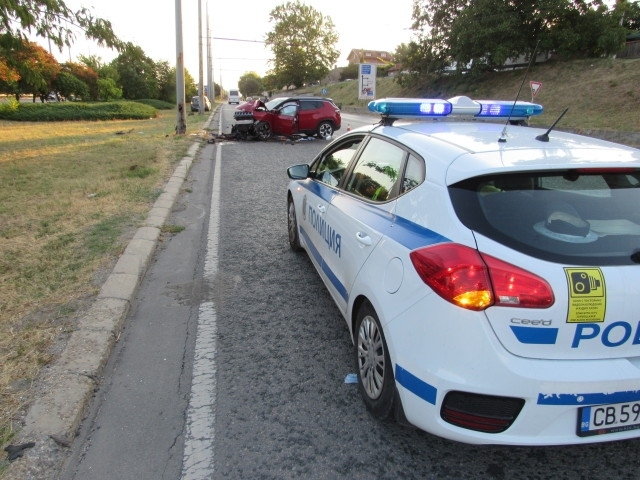 Джип се вряза в стълб в Русе, двама души пострадаха /снимки/