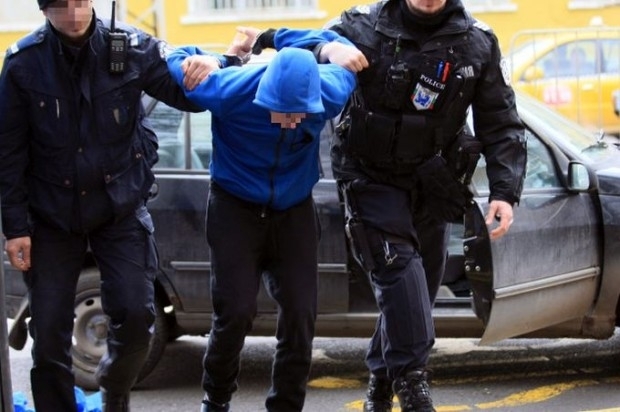Полицаи са хванали младеж с наркотици по време на специализирана