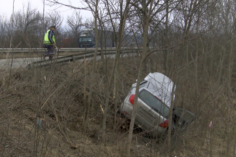 16 годишен неправоспособен шофьор от село Змеица е паднал с автомобил