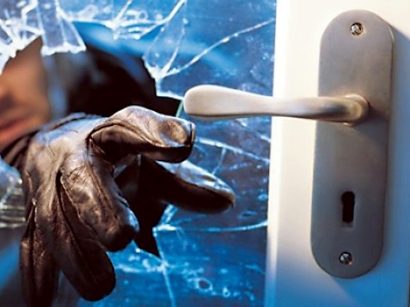 Неизвестен извършител открадна два ъглошлайфа и един фотоапарат съобщиха от