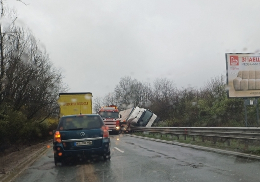 Внимание, шофьори! Изтеглят катастрофиралия ТИР на Е-79 между Монтана и Враца, движението е затруднено /снимка/