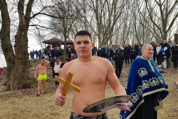 16 годишният Марио Паричков стигна пръв до кръста по време на