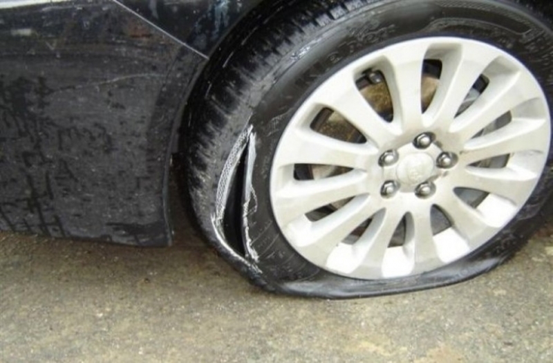 Двама младежи са нарязали гумите на 9 коли във Враца