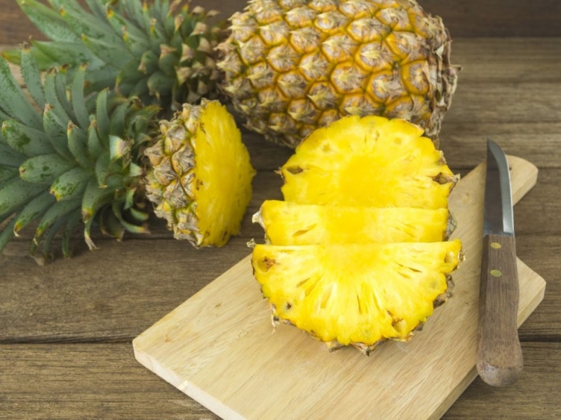 Консумацията на ананас помага да се поддържат зъбите костите косата