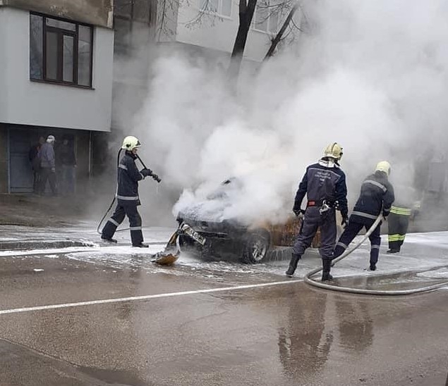 Таксиметров автомобил е избухнал в пламъци на натоварена улица във