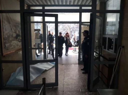 Възрастен човек е припаднал и е умрял пред съда в