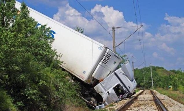 ТИР е паднал около 1 30 ч тази нощ от магистрала