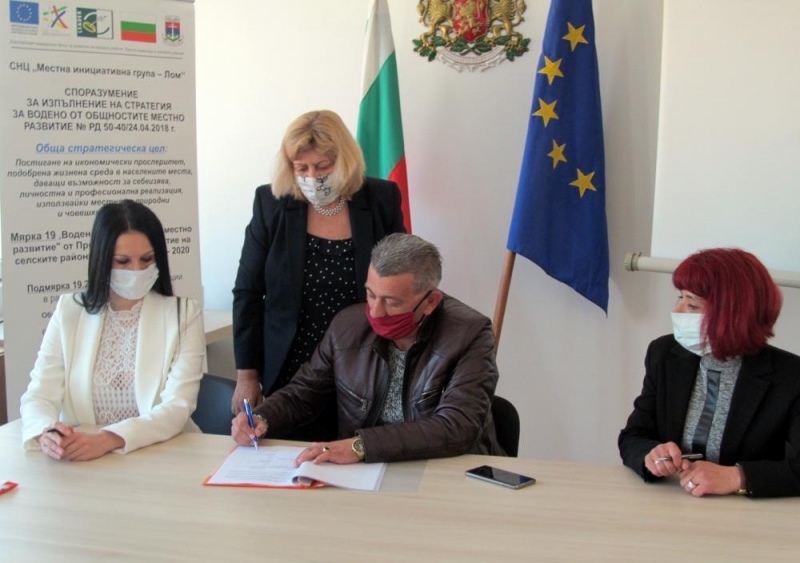 Първите два договора за безвъзмездно финансиране на училищни проекти по