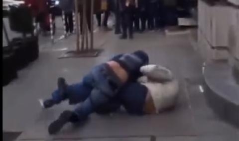 Двама мъже си спретнаха жесток бой в центъра на София.