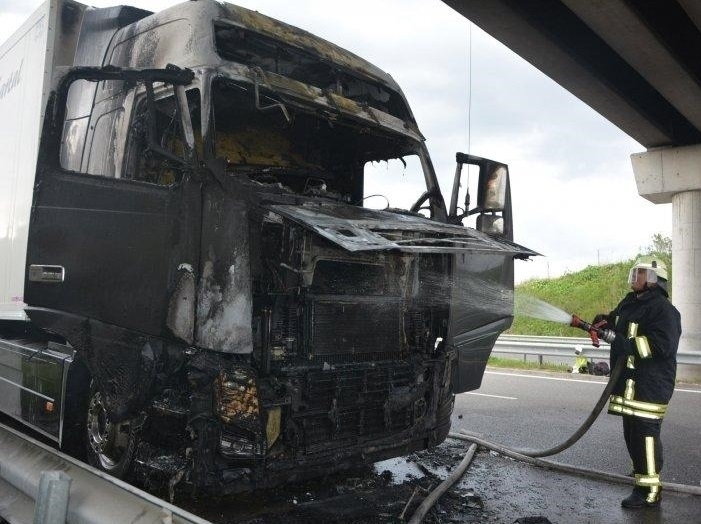 Запалиха два влекача в Монтана научи BulNews Престъплението е извършено снощи