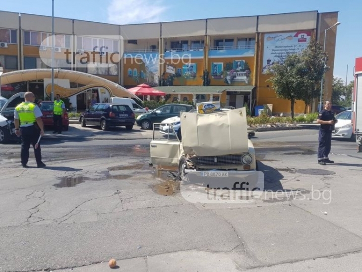 Тежка катастрофа между два автомобила е станала на кръстовището на
