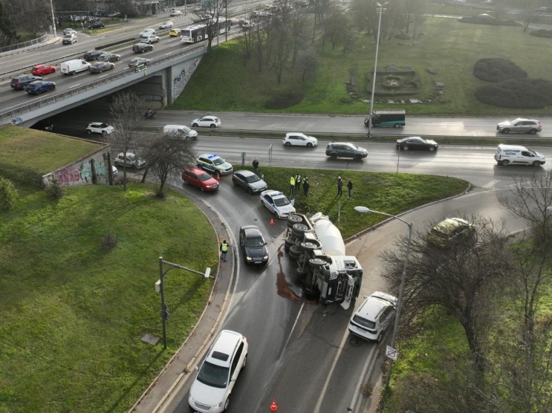 Бетоновоз се обърна на разклона на бул Пейо К Яворов