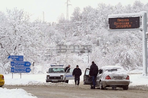 Тежка е пътната обстановка през прохода Петрохан ограничено е движението