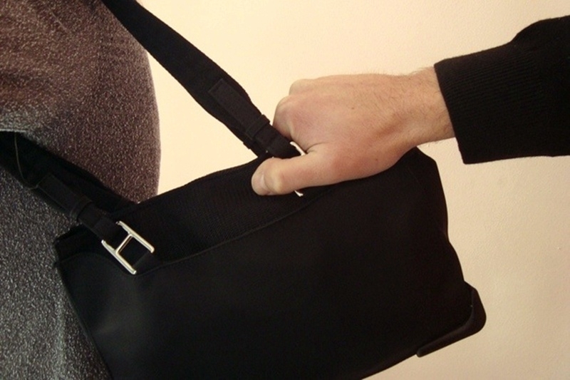 Служители на полицейското управление в Горна Оряховица разследват грабеж над