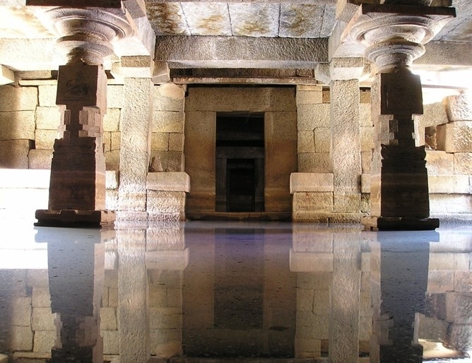 Две жени нарушиха тази сутрин вековна забрана за влизане в