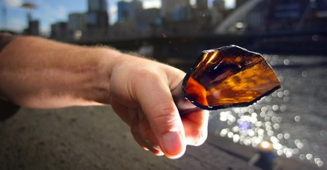 Мъж преби със стъклена бутилка и нож съпругата си и 17-годишен