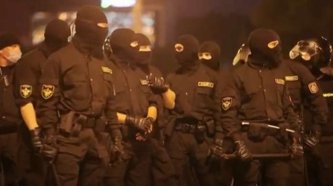 Най малко един човек е загинал след като беларуската полиция влезе в