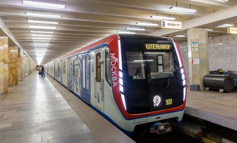 Около 1000 пътници бяха блокирани с часове в московското метро