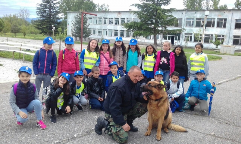 Членовете на Детското полицейско управление на НУ Иван Вазов Вършец