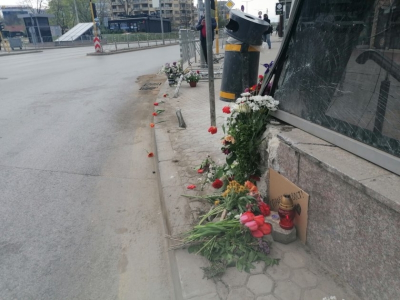 Десетки опечалени граждани отрупаха с цветя лобното място на Милен