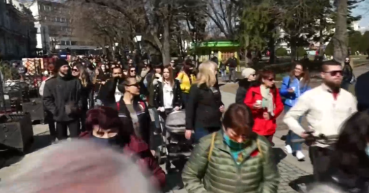 Представители на танцовите школи за любителско изкуство излязоха на шествие