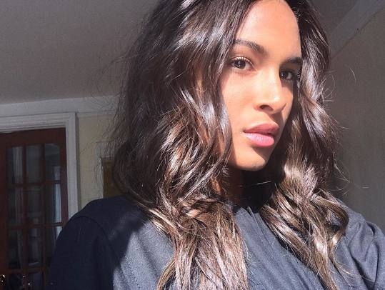 Синди Бруна е родена в Южна Франция но съчетава в